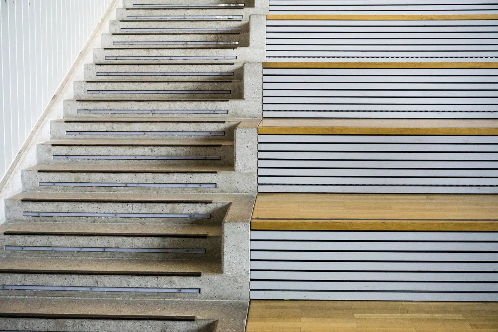 Rows of wooden steps and seating in a university lecture room